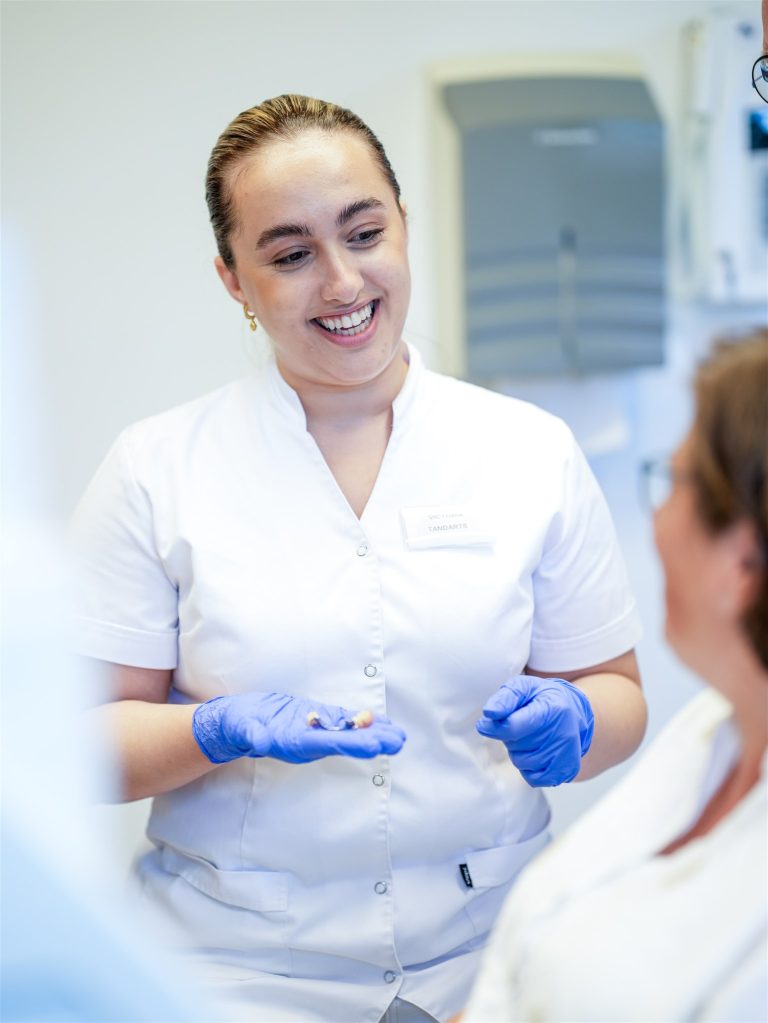 Tandarts Oosterhout met blauwe handschoenen